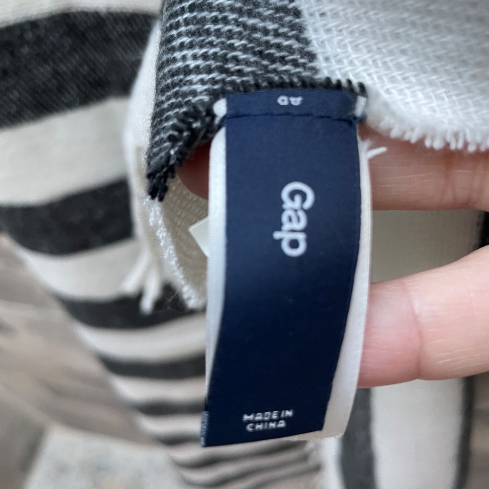❤️ GAP GREY & WHITE STRIPED  FRINGE FASHION SCARF - Picture 3 of 4